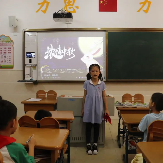 一群小孩在桌子边&#xA;&#xA;中度可信度描述已自动生成