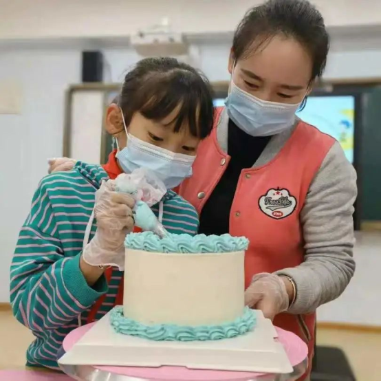 蛋糕前的小孩&#xA;&#xA;中度可信度描述已自动生成